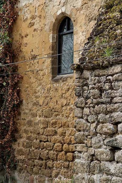 Chapelle : première fenêtre du mur de long-pan sur rue.