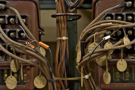 Salle des relais : cables coton et étiquettes d'identification.