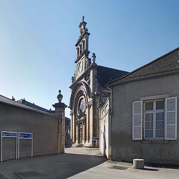 Façade de la chapelle vue depuis la cour antérieure droite.