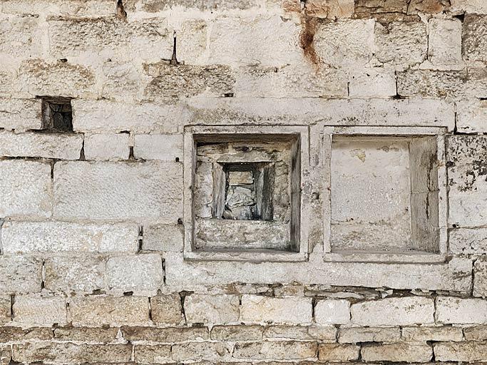 Ancienne chapelle : pièce donnant côté cour ; détail d'une niche.