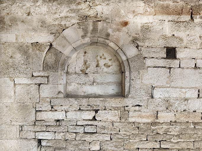 Ancienne chapelle : pièce donnant côté cour ; arc.