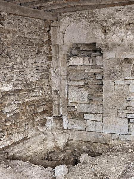 Ancienne chapelle : pièce donnant côté cour ; porte obturée.