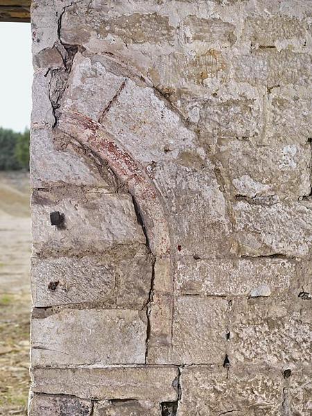 Ancienne chapelle : pièce donnant côté cour : arc dans la maçonnerie.