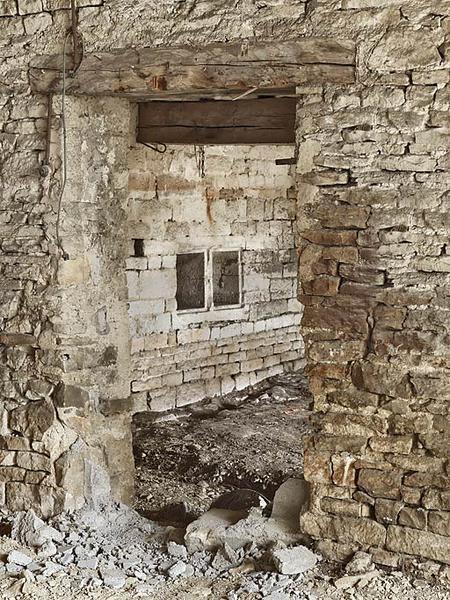 Ancienne chapelle : pièce donnant côté cour, vue depuis la pièce médiane.