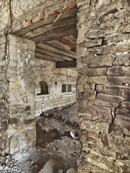 Ancienne chapelle : pièce donnant côté cour, vue depuis la pièce médiane.