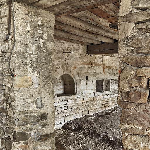 Ancienne chapelle : pièce donnant côté cour, vue depuis la pièce médiane.