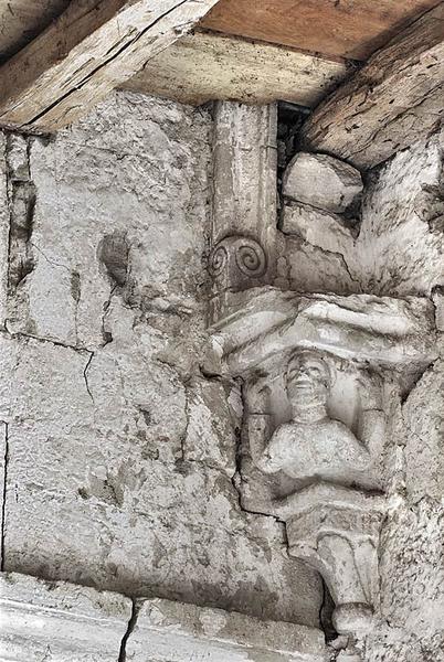 Ancienne chapelle : vue de la pièce médiane ; détail d'un corbeau sculpté.