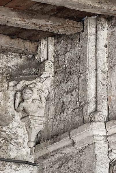 Ancienne chapelle : vue de la pièce médiane ; détail d'un corbeau sculpté.