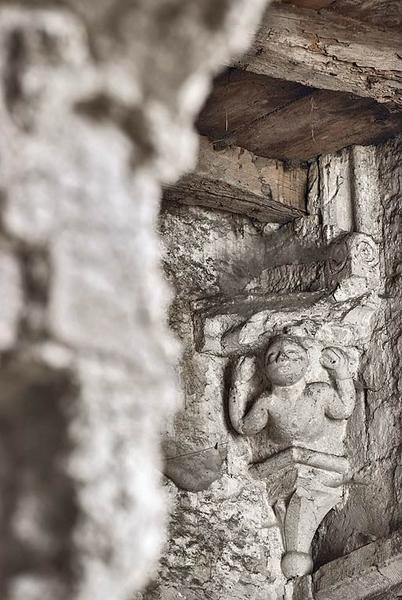 Ancienne chapelle : vue de la pièce médiane ; détail d'un corbeau sculpté.