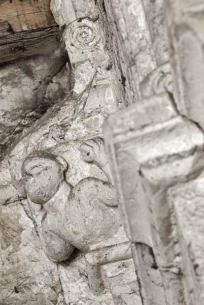 Ancienne chapelle : vue de la pièce médiane ; détail d'un corbeau sculpté.