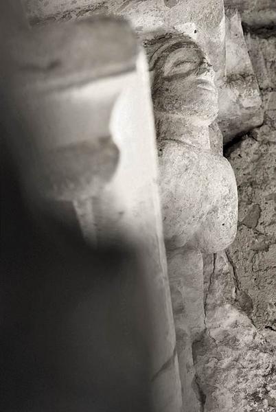 Ancienne chapelle : vue de la pièce médiane ; détail d'un corbeau sculpté.