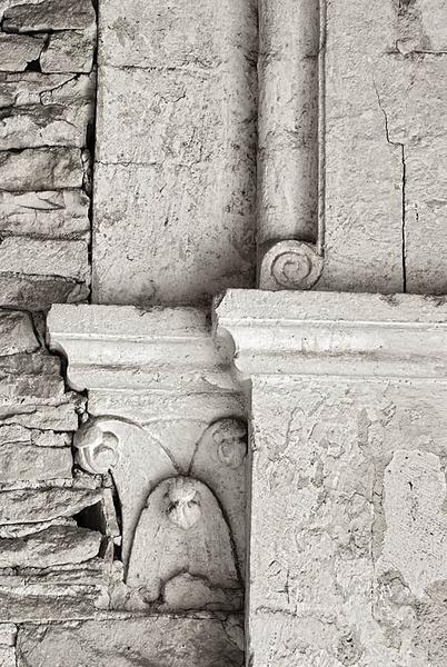 Ancienne chapelle : vue de la pièce médiane ; détail d'un corbeau sculpté.