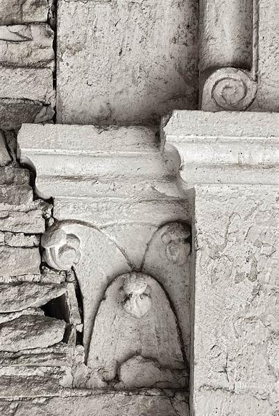 Ancienne chapelle : vue de la pièce médiane ; détail d'un corbeau sculpté.