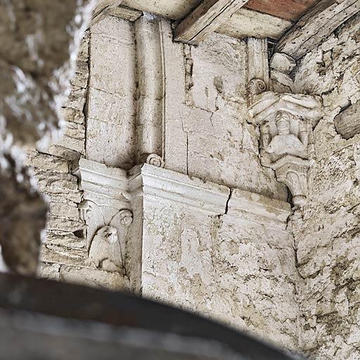 Ancienne chapelle : vue de la pièce médiane ; décor et maçonnerie.