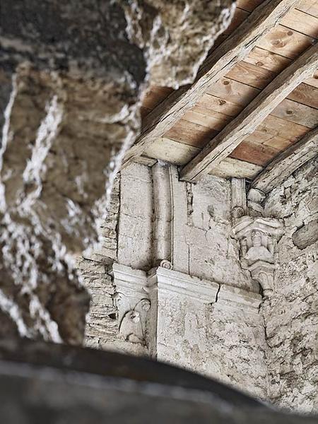 Ancienne chapelle : vue de la pièce médiane ; décor et maçonnerie.