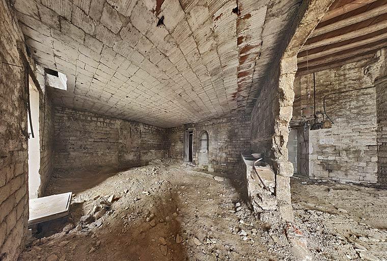 Ancienne chapelle : vue de la pièce derrière le portail.