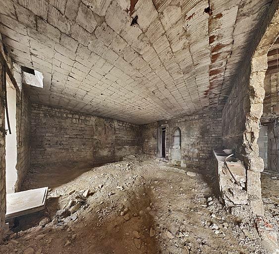 Ancienne chapelle : vue de la pièce derrière le portail.