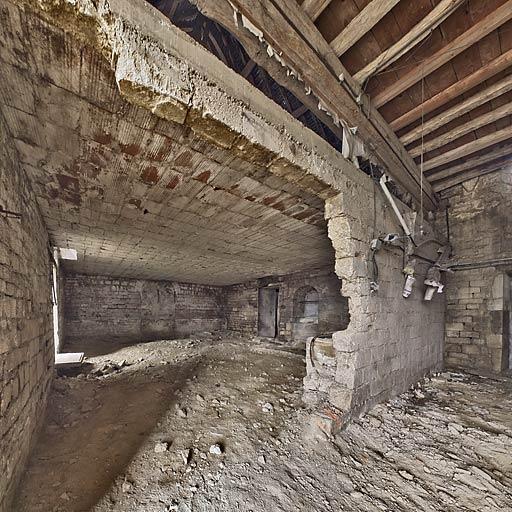 Ancienne chapelle : vue de la pièce derrière le portail.