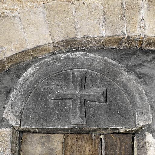 Porterie : détail de la porte donnant sur la rue : croix de Malte.