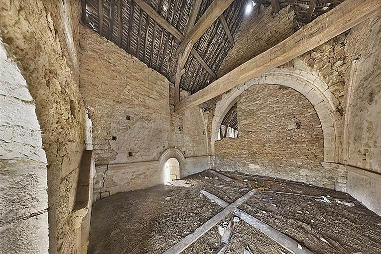 Ancienne chapelle : pièce aménagée à l'étage.