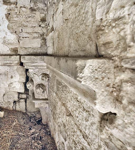 Ancienne chapelle : pièce aménagée à l'étage.