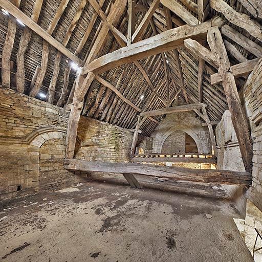 Ancienne chapelle : pièce aménagée à l'étage.