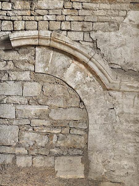 Ancienne chapelle : pièce aménagée à l'étage ; baie obturée.