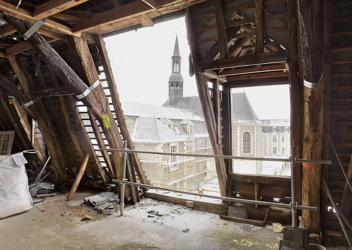 Les combles de l'aile Sud de l'ancien hôpital général : vue sur la chapelle.
