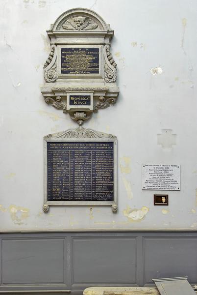 Chapelle : ensemble de trois plaques commémorant les bienfaiteurs de l'hôpital sur le mur Nord.
