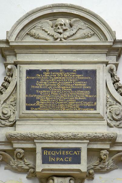 Chapelle : plaque funéraire.