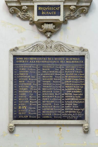 Chapelle : plaque commémorative avec les noms des bienfaiteurs de l'hôpital général.
