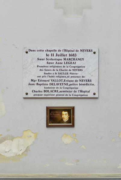 Chapelle : plaque commémorant l'arrivée des soeurs hospitalières à l'hôpital général.