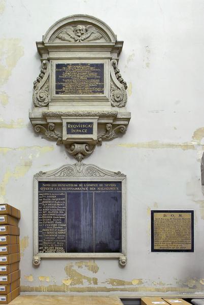 Chapelle : ensemble de trois plaques sur le mur Sud.