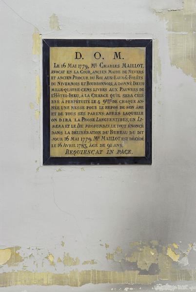 Chapelle : plaque funéraire.