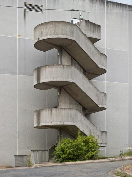 Bâtiment Maternité-Gynécologie (Gérontologie au moment de la prise de vue) : détail de l'escalier extérieur du pignon Sud.