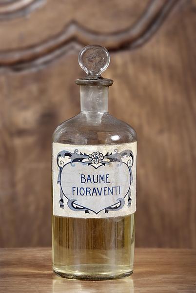 Ensemble de 28 bouteilles de pharmacie