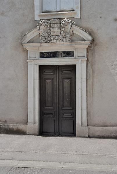 Aile centrale, porte sur rue.