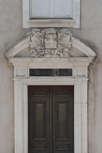 Aile centrale, détail de la porte sur rue.