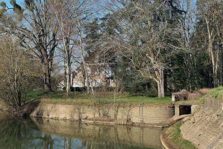 Demeure à la sortie du village, dans un méandre de la Seille. Cette maison est déjà présente sur un plan de bornage de la Seille (1897 ; VNF, Direction territoriale Centre-Bourgogne, subdivision de Montceau-les-Mines).