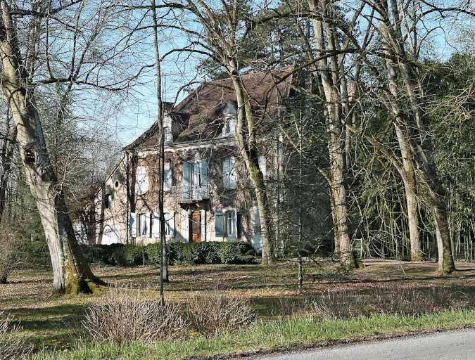 Demeure à la sortie du village, dans un méandre de la Seille. Cette maison est déjà présente sur un plan de bornage de la Seille (1897 ; VNF, direction territoriale Centre-Bourgogne, subdivision de Montceau-les-Mines).