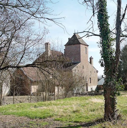 Demeure à la sortie du village, le long de la Seille.