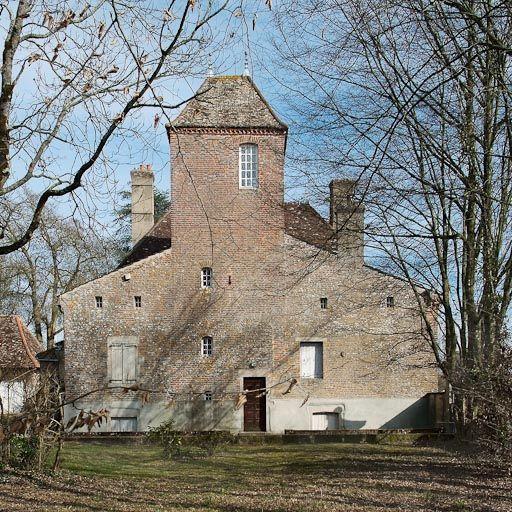 Demeure à la sortie du village, le long de la Seille.