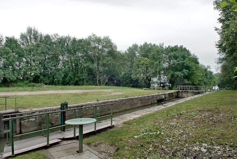 Le sas de l'écluse, avec l'emplacement de la maison éclusière détruite.