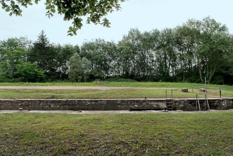 Le sas de l'écluse, avec l'emplacement de la maison éclusière à l'arrière-plan.