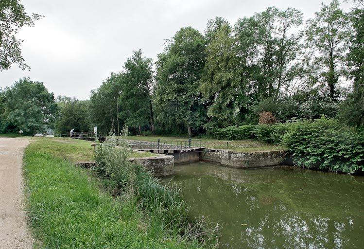 Le sas de l'écluse, avec l'emplacement de la maison éclusière à gauche. Vue d'amont.