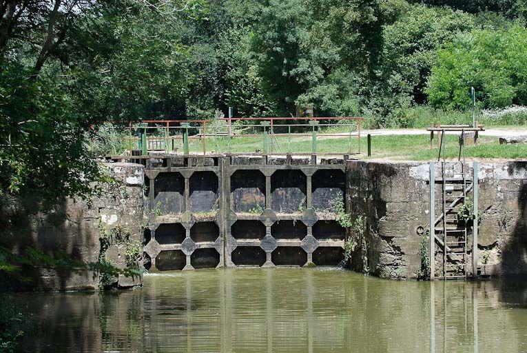 Tête aval du sas de l'écluse. Derrière, emplacement vide de la maison éclusière.