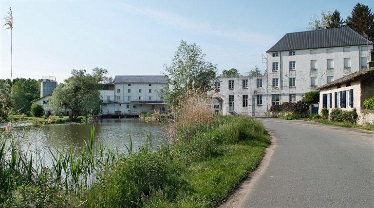 Le moulin vu d'amont depuis la route qui y mène.
