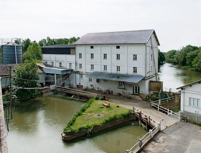 Moulin, bâtiment principal. La Seille de part et d'autre du moulin.