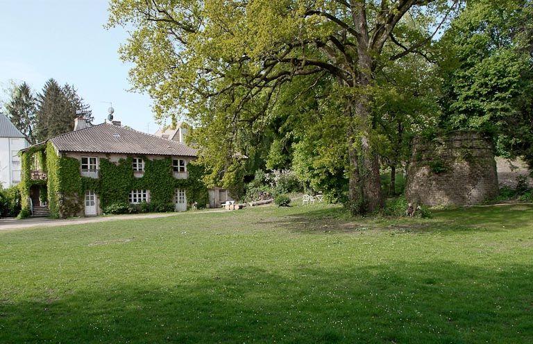 Tuilerie située avant le moulin : bâtiments et vestiges de la cheminée.