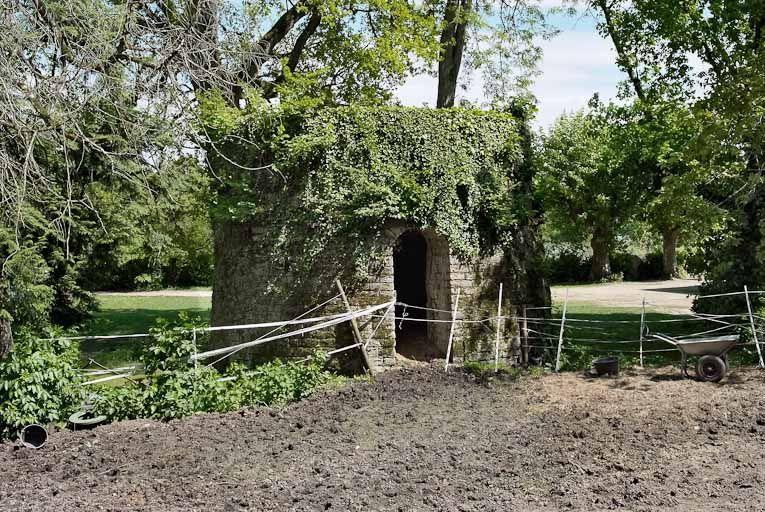 Tuilerie située avant du moulin : restes de la cheminée.